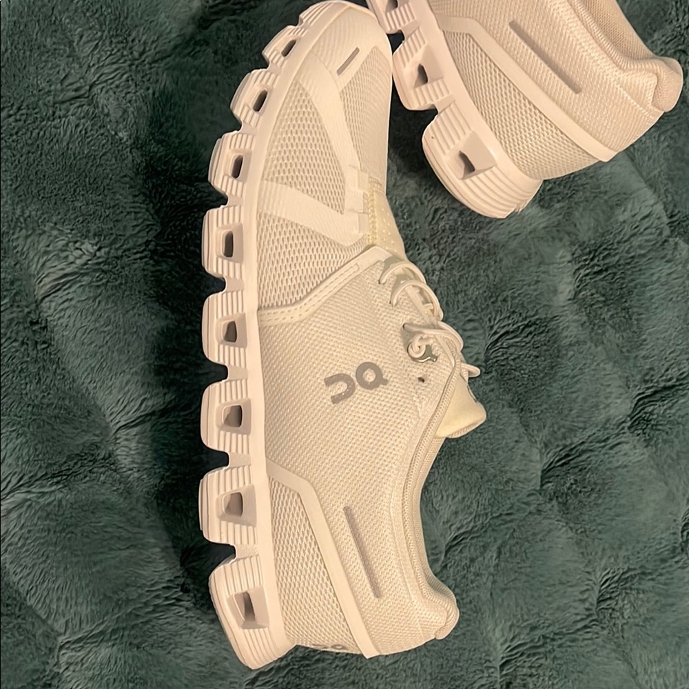 ON CLOUD RunningSneakers white
Worn 1 X like New!